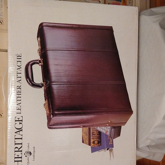 NIB Heritage burgundy leather attached case - Picture 2 of 11